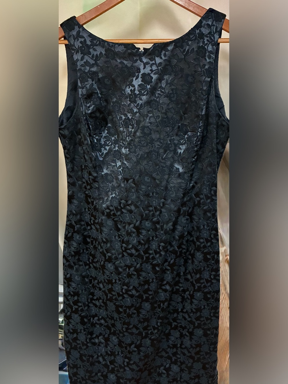 Vintage sleeveless cocktail dress, featuring a floral jacquard print. Y2K (1999)